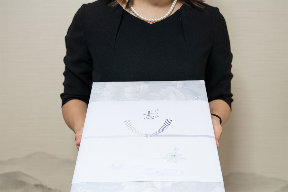 葬儀のお返し「香典返し」のマナーとは？金額の目安や送る時期を解説