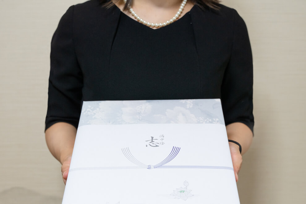 四十九日法要のお返し（引き出物）と香典返しの違いとは？マナーも解説