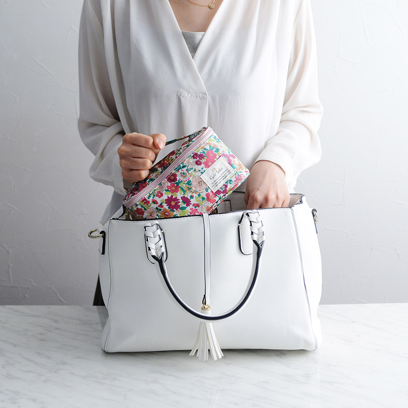 リバティプリントが映えるお花のバニティポーチ - 京王ネット