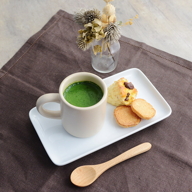 ちょっとビターな大人の味わい 静岡産茶葉で作られた抹茶ラテと