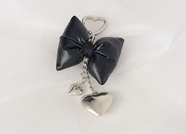 ふっくらリボンとシルバーハートのキーホルダー