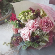 【母の日】With Flower（フラワー）[パルク・フローラル]スパークリングローズとカーネーションとベリーのブーケ