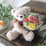 【母の日】With Flower（フラワー）[パルク・フローラル]花束を抱えたfuwaベア（アプリコット）