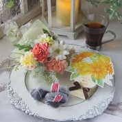 【敬老の日】[パルク・フローラル]気持ち華やぐブーケセット(カーネーションとガーベラのミニブーケ＆紅茶)
