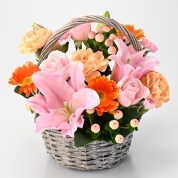 【母の日】[フローレット]ユリとバラのバスケットアレンジメント（ピンク×オレンジ）