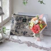 【母の日】[バラクライングリッシュガーデン×パルク・フローラル]「田園風景」フラットポーチ＆ミニブーケ「オランジェ」