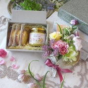 【母の日】[バラクライングリッシュガーデン×パルク・フローラル]ギフトボックス＆フリチラリアとクリスマスローズ入りミニブーケ