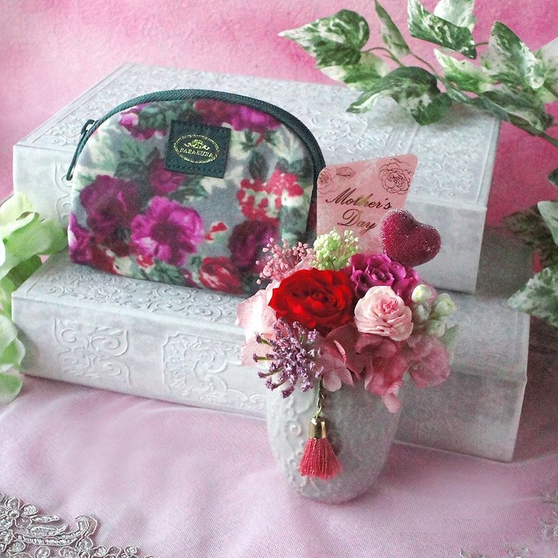 「キャトルセゾン」ミニポーチ＆タッセル付きプリザーブドローズのアレンジ