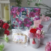 【母の日】[バラクライングリッシュガーデン×パルク・フローラル]バラづくし3点セット（ポーチ＆クッキー＆プリザーブドローズアレンジ）