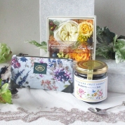 【母の日】[バラクライングリッシュガーデン×パルク・フローラル]「オータムボタニカル」フラットポーチ＆ブルーベリージャム&プリザーブドローズのBOXアレンジ