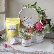 【母の日】[バラクライングリッシュガーデン×パルク・フローラル]ティータイムを彩るローズバスケット-A（紅茶・レモンカード・クッキー）