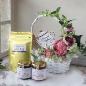 【母の日】[バラクライングリッシュガーデン×パルク・フローラル]ティータイムを彩るローズバスケット-B（紅茶・ブルーベリー&紅玉ジャム）