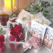 【母の日】[パルク・フローラル]プリザーブフラワーの2Way花器アレンジ「ルージュ」＆ふんわりバウム＆コーヒー