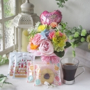 【母の日】[パルク・フローラル]バルーン入りカラフルブーケ＆ふんわりバウム＆コーヒー