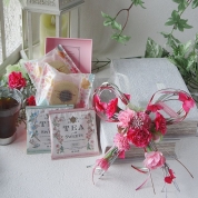 【母の日】[パルク・フローラル]感謝の気持ちを結ぶ♪リボン型壁掛け＆BOX入りバウムクーヘン＆紅茶