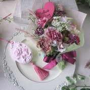 【母の日】[パルク・フローラル]カーネーションとラナンキュラスのシックな花束「アザレ」＆アロマストーン（カーネーション）