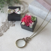 【母の日】[パルク・フローラル]煌めくハート入りミニフラワーボックス&ルーペペンダント（ループ）