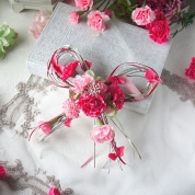 【母の日】[パルク・フローラル]感謝の気持ちを結ぶ♪カーネーションのリボン型壁掛け