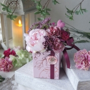 【母の日】[パルク・フローラル]カーネーションとシャクヤクのアレンジ「ロゼ」