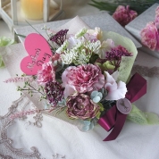 【母の日】[パルク・フローラル]カーネーションとラナンキュラスのシックな花束「アザレ」