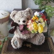 【母の日】[クライン ビーネ×パルク・フローラル]花束を抱えたfuwaベア（グレージュ）