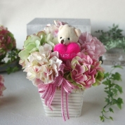 【母の日】[パルク・フローラル]アジサイの鉢植え風アレンジ（ピンク/ハートベア）