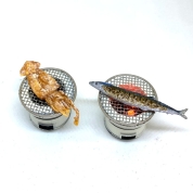 (16)ミニ厨房庵 七輪でさんま、またはするめ焼き：炭火のように見える電気付き