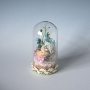 [パルク・フローラル]ガラスドーム入りお供えの花(S) 薄水