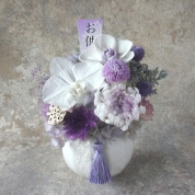 [パルク・フローラル]胡蝶蘭と輪菊入りお供えの花　 紫紺　