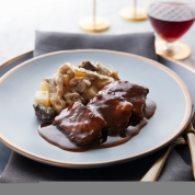 【クリスマススイーツ＆グルメ】[RF1]黒毛和牛の赤ワイン煮込み　ポテトとキノコのフリカッセ添え