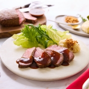 【クリスマススイーツ＆グルメ】[RF1]トリュフ香る赤ワインソースで味わう　プライムビーフのローストビーフ