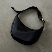 [ラシット]ナイロンラウンドショルダーバッグ（ブラック）