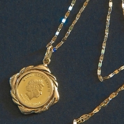 【英国展】[エインズレイ]エリザベス女王／エンジェル　ロンバスシェイプ金貨ネックレス　