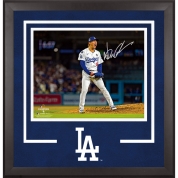 山本由伸 ワールドシリーズ優勝記念 直筆サイン入り 16×20インチフォト デラックスフレーム入り　