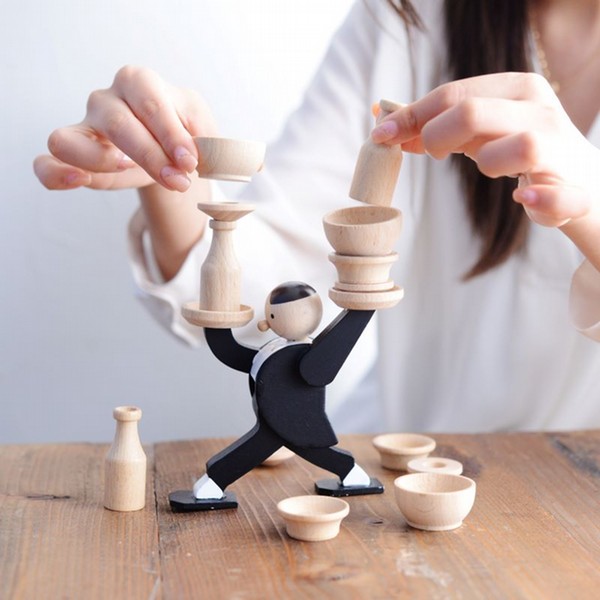 落とさないようにそーっと… ドントティップ・ザ・ウェイター