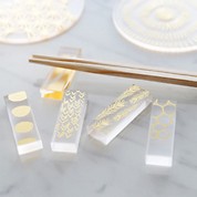 ゴールドの箔が輝く透明な箸置き　「い」5客セット／toumei