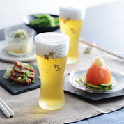 日本の夏を涼やかにしてくれる　金魚と花火のビアペアグラス