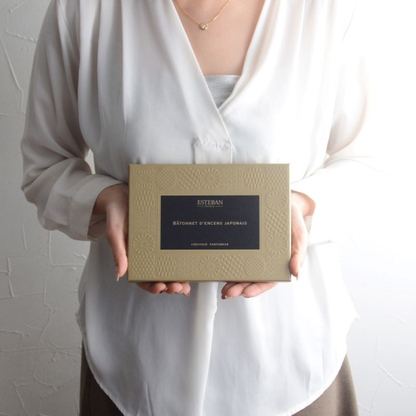 世界の情景とストーリーで構成された 6種類のお香と香皿ギフトセット