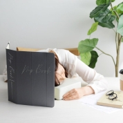 仮眠専用　本のように立てて置けるまくら「Nap Book」